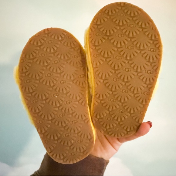 UGG Yellow Fluff Yeah Slippers Infant/toddler 7 - Picture 2 of 3